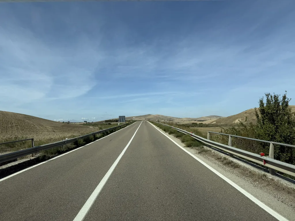 Un'autostrada deserta fra i guard rail.