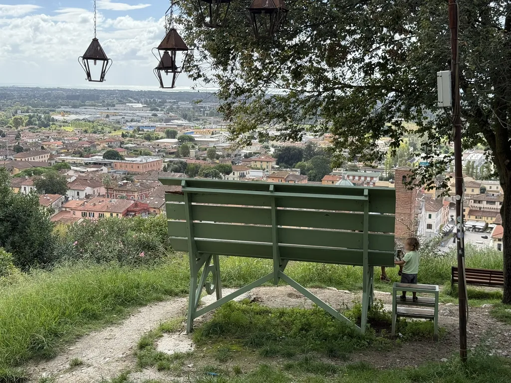 La panchina gigante di lato, dietro i tetti della città.
