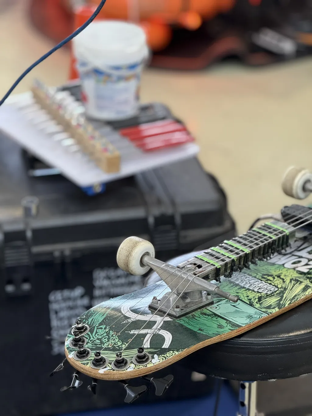 Uno skateboard con corde e ruote, da vicino.