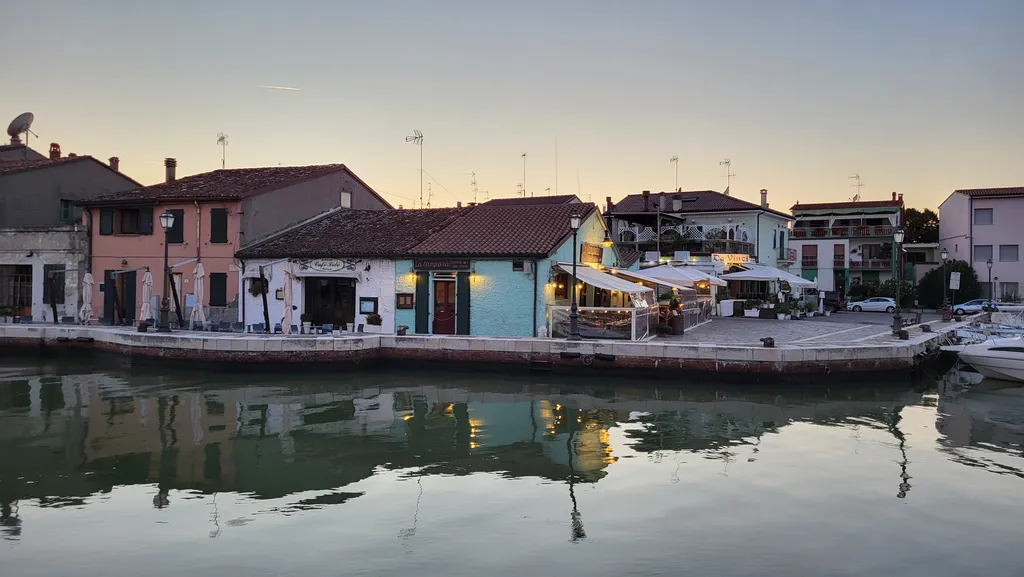 Le case sul canale si riflettono nell’acqua ferma.