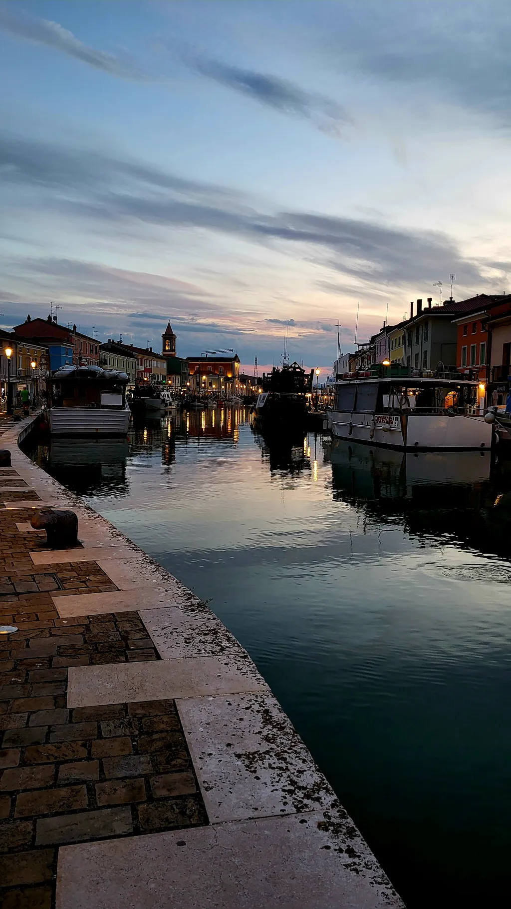 Il canale all’imbrunire, sulla riva delle barche.